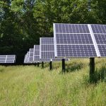 Bygga solpaneler för energi förbrukningen