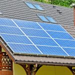 Bygga solpaneler för energi förbrukningen