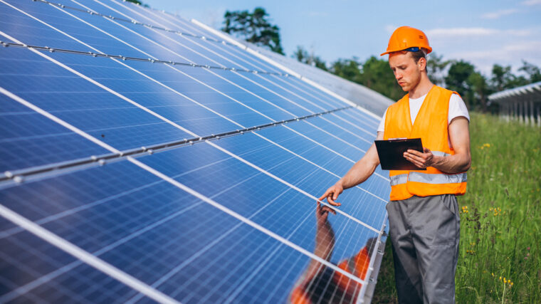 Man vid solpaneler