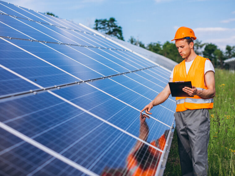 Man vid solpaneler